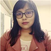 Profesora de matematicas que imparte clases a niños y academia